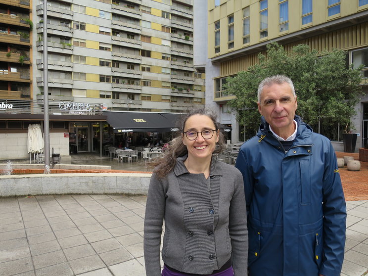 Rhut Reza e Luís Seara diante da cafetería do Xardín Xaponés