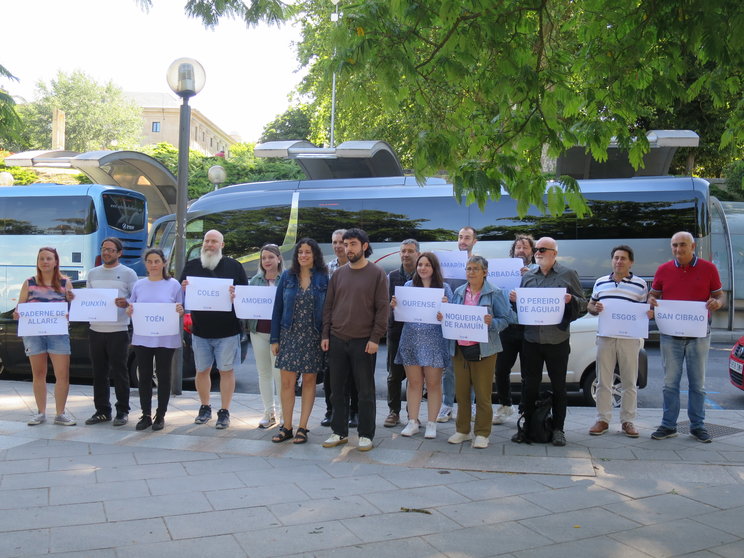 Artai Gavilanes e Noa Presas, acompañados de cargos institucionais do BNG en Concellos da comarca