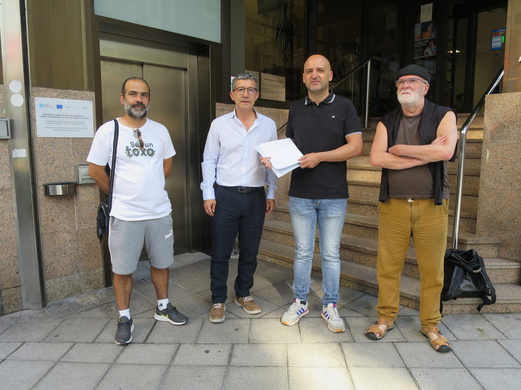 Iago Tabarés e Rubén García acompañados de compañeiros do BNG do Pereiro ás portas da Xunta 18.07.24