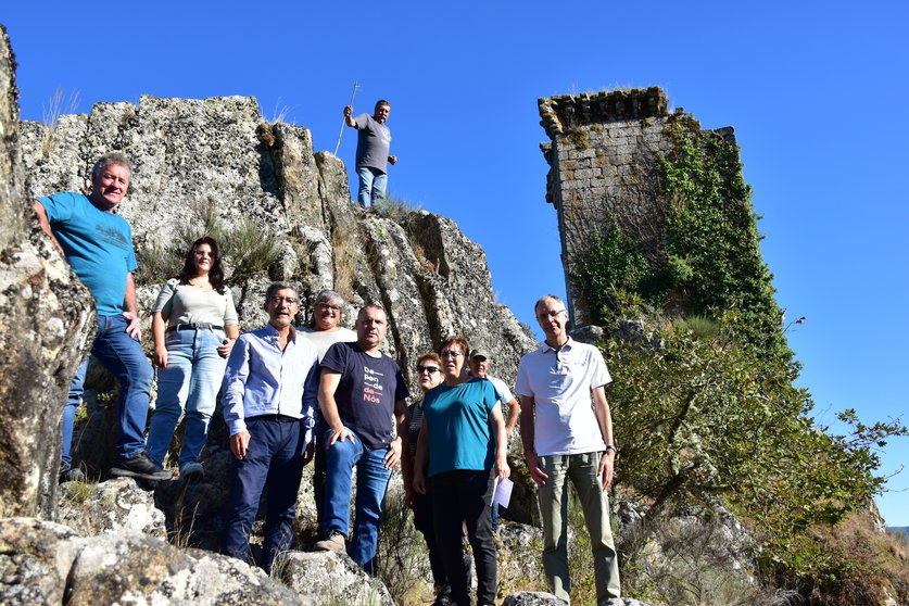 IAGO TABARES, MANOLO FERRO E MILITANTES DO BNG NA TORRE DE SANDE DO CONCELLO DE CARTELLE