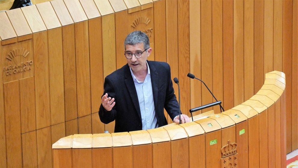 Iago Tabarés intervindo no Parlamento