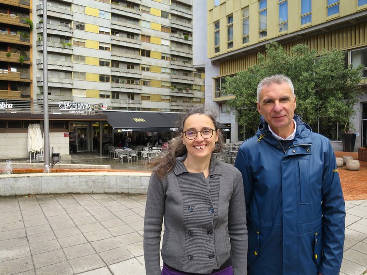 Rhut Reza e luís Seara diante da cafetería do Xardín Xaponés