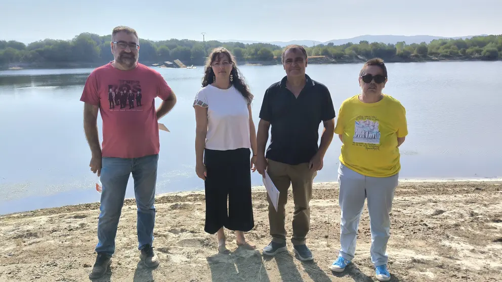 Bernardo Varela, Sonia Vidal, Agust&iacute;n Mart&iacute;nez, Mar&iacute;a Manga contorna da lagoa co barco afundido de fondo