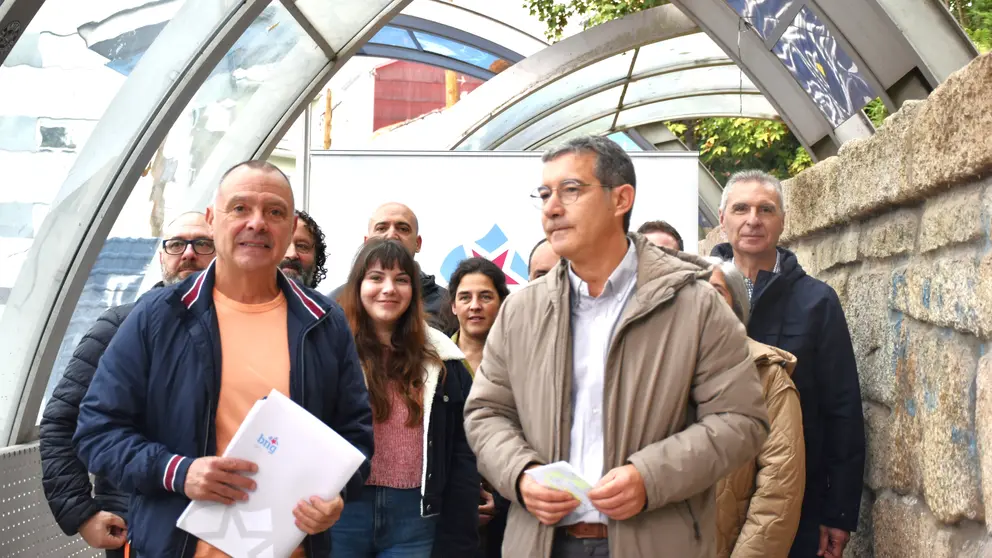 Xose Manuel Puga e Iago Tabar&eacute;s con representantes da comarca de Ourense no intercambiador da Alameda