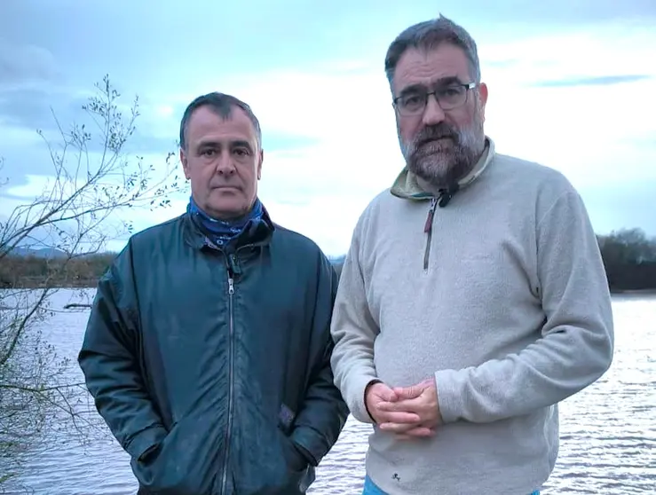 Agust&iacute;n Mart&iacute;nez e Bernardo Varela ante a lagoa de Antela en Sarreaus