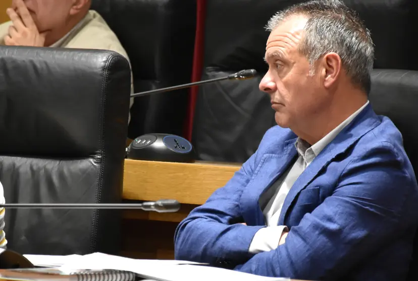 Puga durante o pleno Deputaci&oacute;n abril 2026