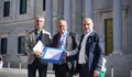 A veciñanza de Peliquín, a través do Deputado do BNG Néstor Rego, entrega no Congreso dos Deputados 2.892 sinaturas solicitando o soterramento do paso a nivel