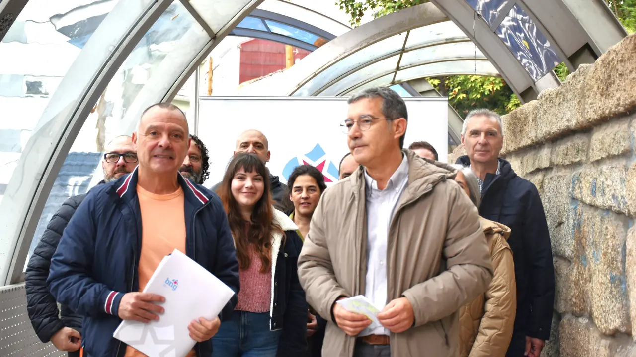 Xose Manuel Puga e Iago Tabar&eacute;s con representantes da comarca de Ourense no intercambiador da Alameda