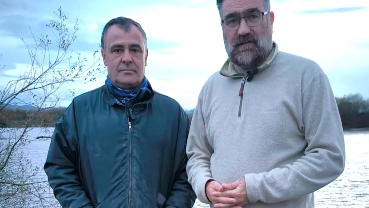 Agust&iacute;n Mart&iacute;nez e Bernardo Varela ante a lagoa de Antela en Sarreaus