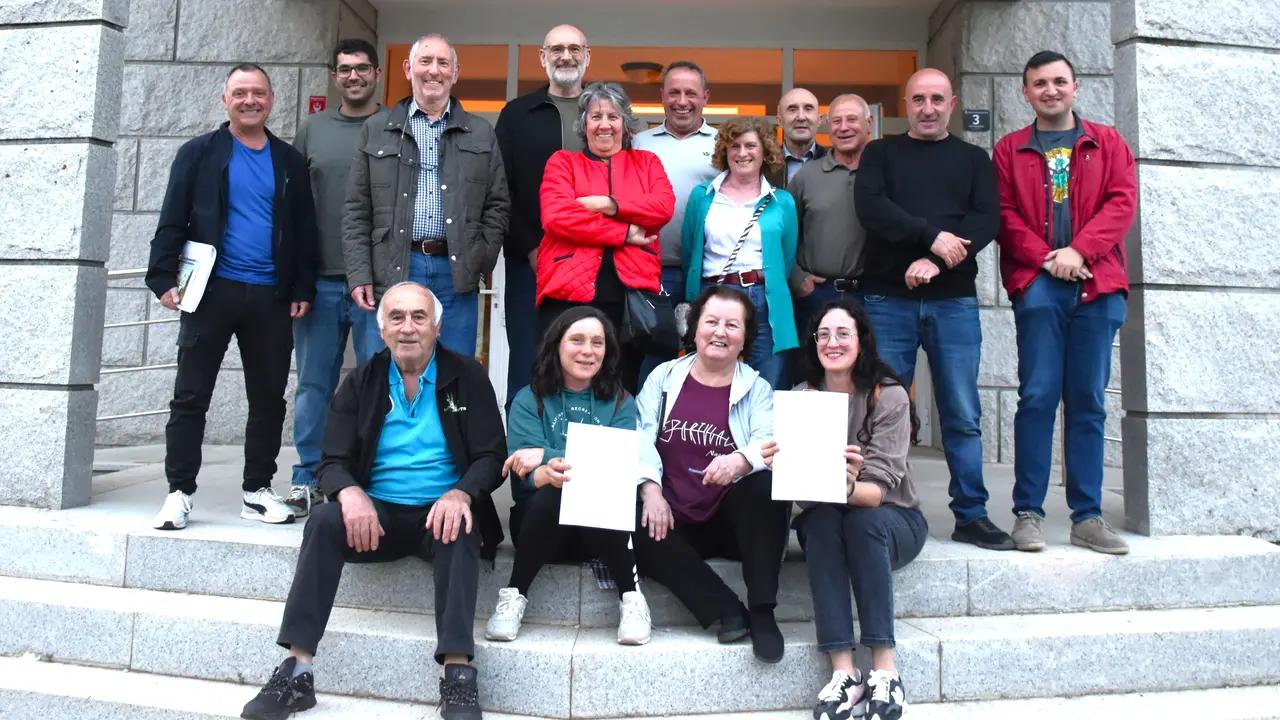 Xose Manue Puga en Vilari&ntilde;o de Conso xunto a concelleiros de Vilari&ntilde;o de Conso e Viana do Bolo e veci&ntilde;anza da comarca