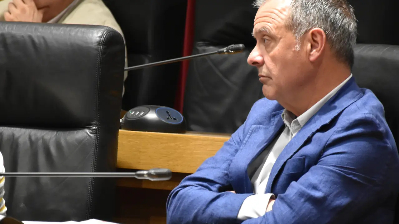 Puga durante o pleno Deputaci&oacute;n abril 2026