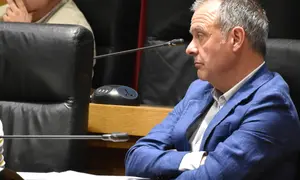 Puga durante o pleno Deputaci&oacute;n abril 2026
