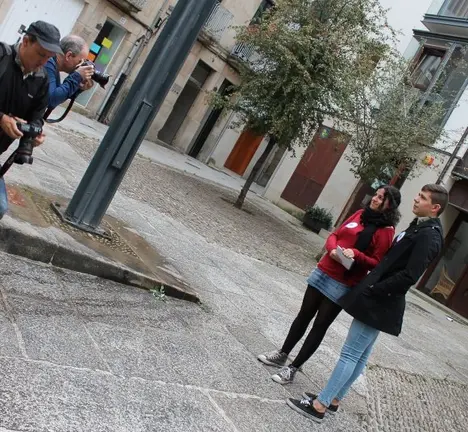 Presas e Marcos Fdez, membro da candiadtura, esta ma&ntilde;a Praza Ferreria