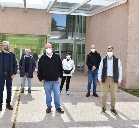Iago Tabar&eacute;s con militantes bng do Pereiro Aguiar ante o centro sa&uacute;de do Pereiro