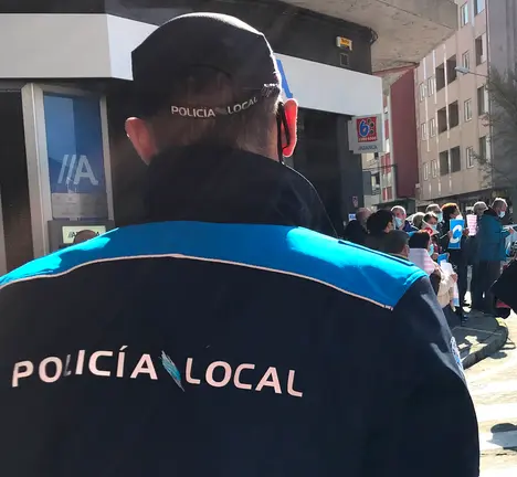 Axente da Polic&iacute;a Local durante un servizo na cidade