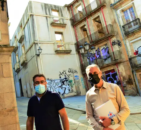 Bernardo Varela e Lu&iacute;s Seara ante edificio da R&uacute;a Moterrei