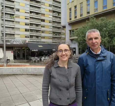 Rhut Reza e Lu&iacute;s Seara diante da cafeter&iacute;a do Xard&iacute;n Xapon&eacute;s