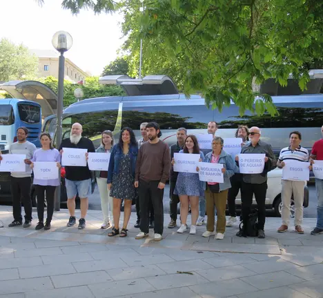 Artai Gavilanes e Noa Presas, acompa&ntilde;ados de cargos institucionais do BNG en Concellos da comarca