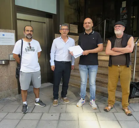 Iago Tabar&eacute;s e Rub&eacute;n Garc&iacute;a acompa&ntilde;ados de compa&ntilde;eiros do BNG do Pereiro &aacute;s portas da Xunta 18.07.24