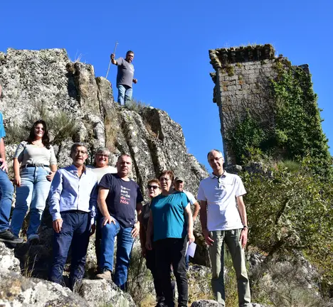 IAGO TABARES, MANOLO FERRO E MILITANTES DO BNG NA TORRE DE SANDE DO CONCELLO DE CARTELLE