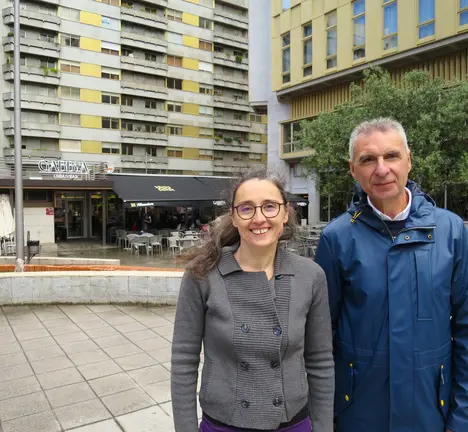 Rhut Reza e lu&iacute;s Seara diante da cafeter&iacute;a do Xard&iacute;n Xapon&eacute;s