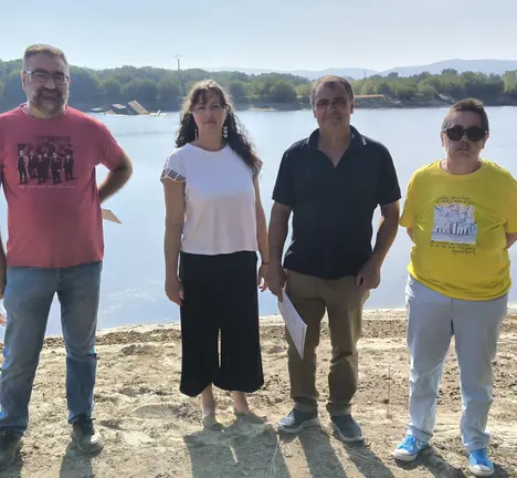 Bernardo Varela, Sonia Vidal, Agust&iacute;n Mart&iacute;nez, Mar&iacute;a Manga contorna da lagoa co barco afundido de fondo