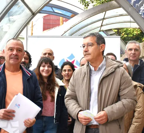 Xose Manuel Puga e Iago Tabar&eacute;s con representantes da comarca de Ourense no intercambiador da Alameda