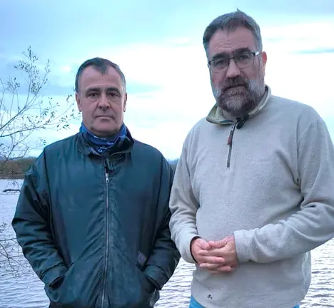 Agust&iacute;n Mart&iacute;nez e Bernardo Varela ante a lagoa de Antela en Sarreaus
