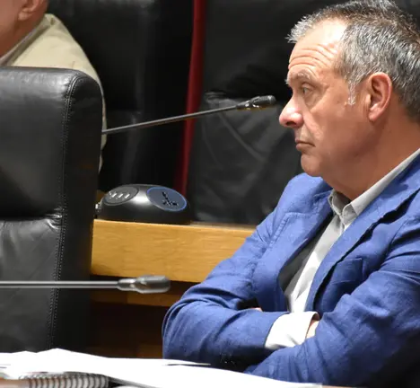 Puga durante o pleno Deputaci&oacute;n abril 2026