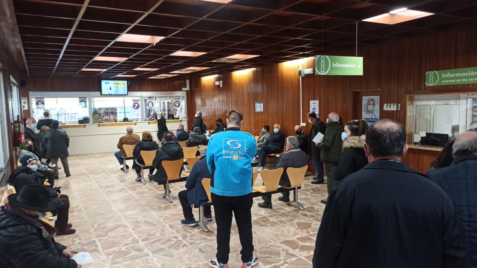 sala de espera do hospital de Ourense durante o pleno provincial