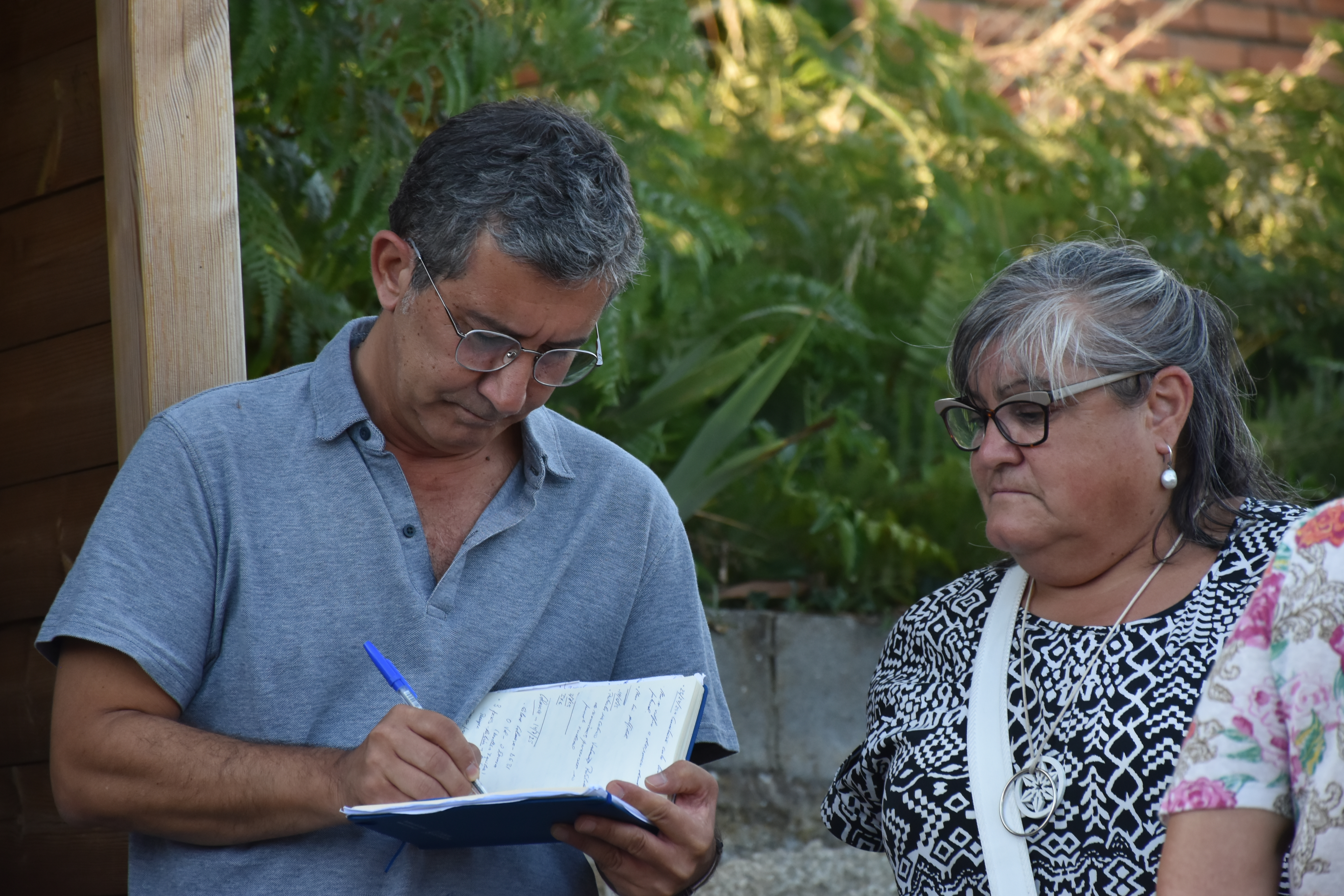 Iago Tabarés e Ernesta Seoane toman nota das demandas da veciñanza